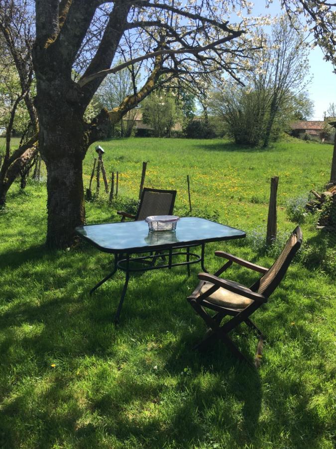 Le Petit Grange Bed & Breakfast Le Lindois Bagian luar foto