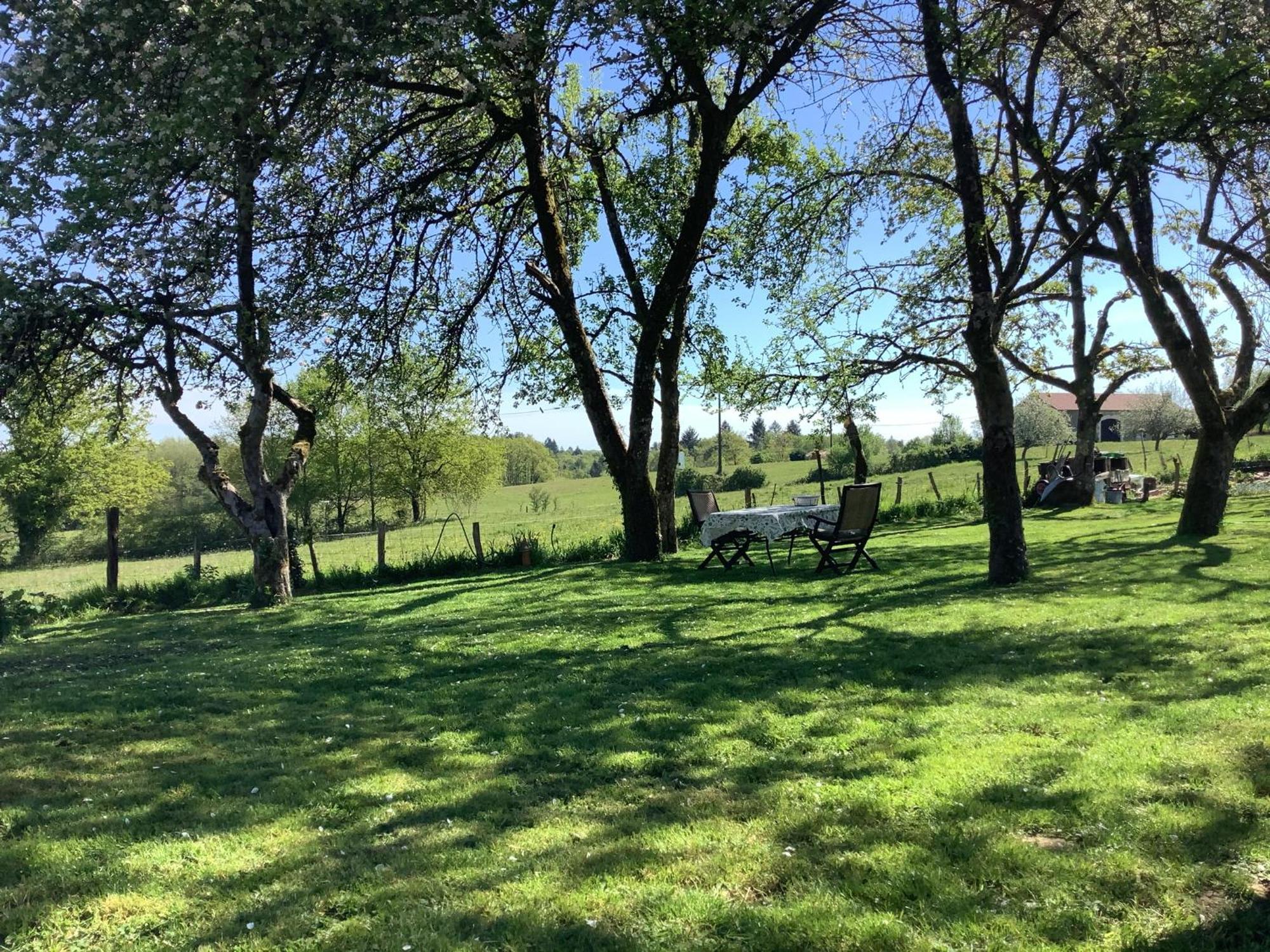 Le Petit Grange Bed & Breakfast Le Lindois Bagian luar foto